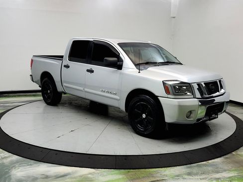 Used 2014 Nissan Titan SV w/ SV Value Truck Package RWD image 3