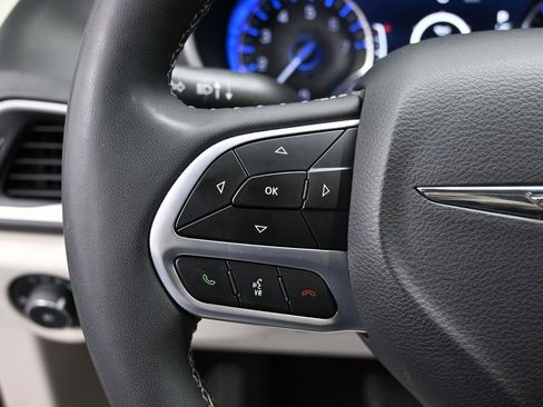 Used 2024 Chrysler Pacifica Touring-L image 19