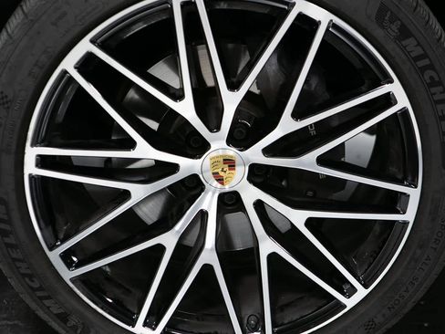 Certified 2024 Porsche Macan image 11