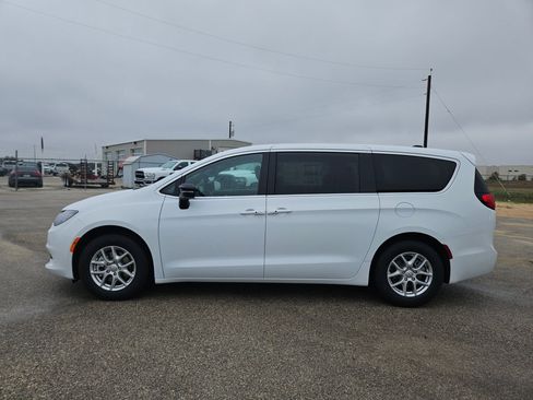 New 2026 Chrysler Voyager LX image 6