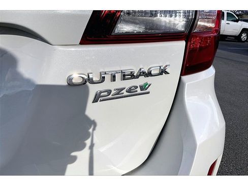 Used 2017 Subaru Outback 2.5i Premium image 22