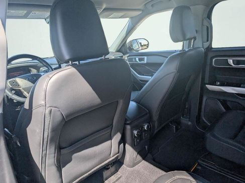 Used 2022 Ford Explorer XLT w/ Equipment Group 202A AWD/4WD image 18