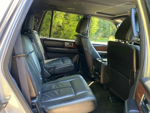 Used 2016 Lincoln Navigator Select RWD image 32
