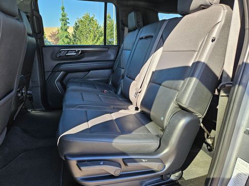 Used 2025 Chevrolet Suburban Z71 AWD/4WD image 27