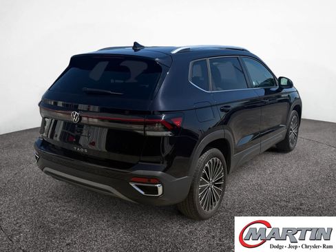 Used 2025 Volkswagen Taos SE FWD image 5