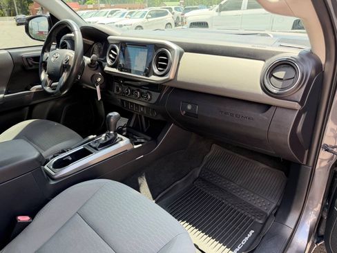 Used 2017 Toyota Tacoma SR5 w/ Tow Package AWD/4WD image 18