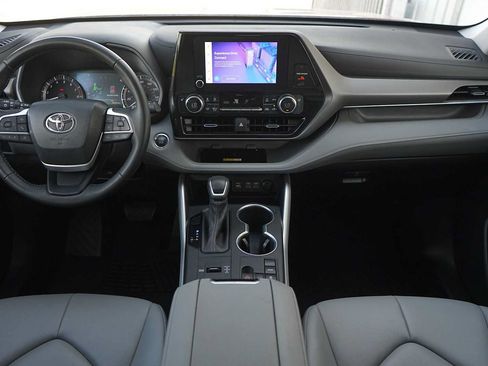 Used 2023 Toyota Highlander XLE FWD image 10