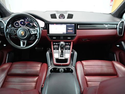 Used 2019 Porsche Cayenne Turbo w/ Sportdesign Package image 23