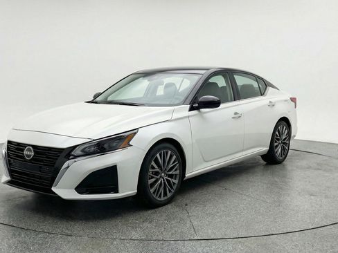 Used 2025 Nissan Altima 2.5 SV image 3