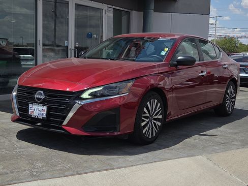 Used 2025 Nissan Altima 2.5 SV FWD image 2