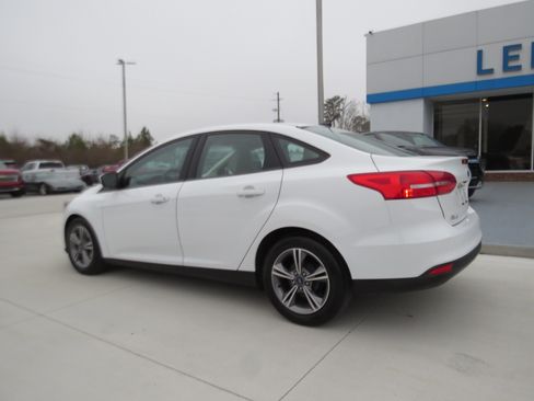Used 2018 Ford Focus SE w/ SE Appearance Package image 3