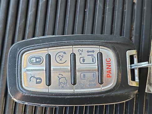 Used 2020 Chrysler Pacifica Limited image 37