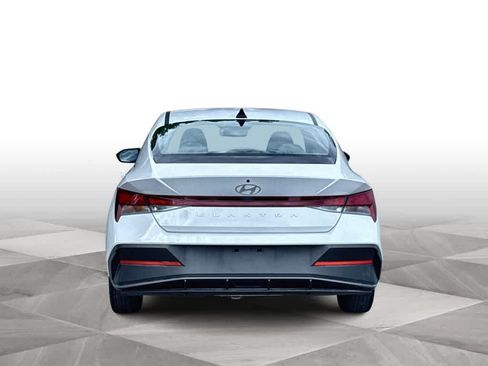 Used 2024 Hyundai Elantra SE FWD image 7