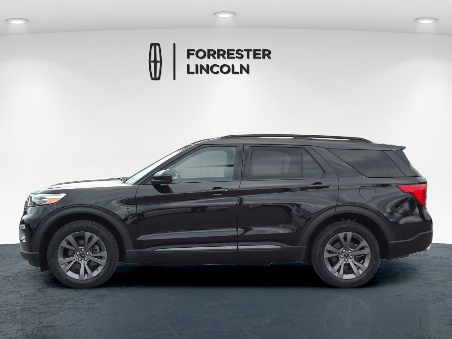 Used 2022 Ford Explorer XLT w/ Equipment Group 202A AWD/4WD image 6