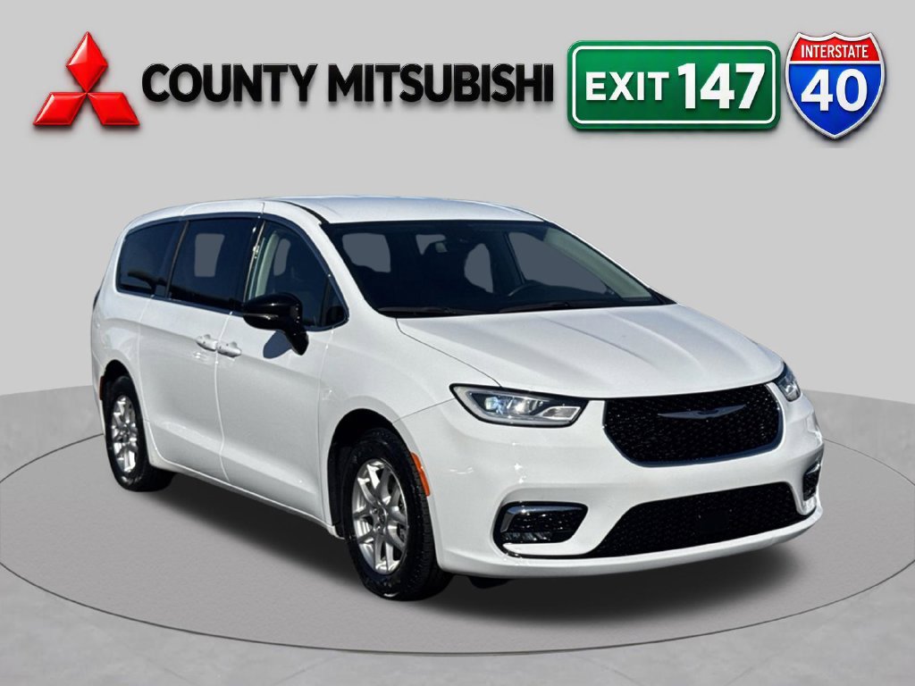 Used 2024 Chrysler Pacifica Touring-L FWD image 1