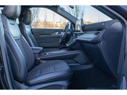 Used 2025 Ford Explorer ST-Line w/ ST-Line Street Pack image 11