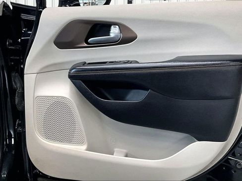 Used 2017 Chrysler Pacifica Touring-L image 29