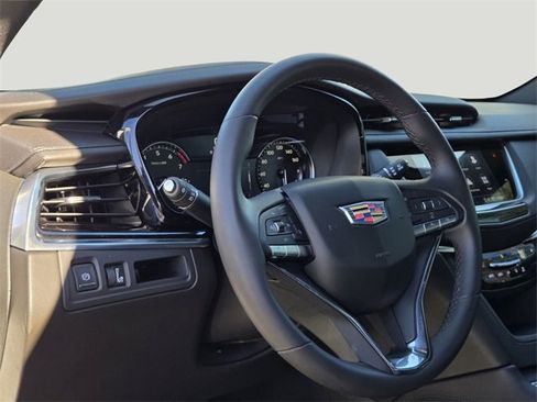 New 2025 Cadillac XT6 Luxury image 11