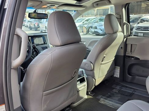 Used 2017 Toyota Sienna XLE image 29