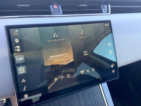 Used 2025 Land Rover Range Rover Evoque Dynamic SE image 32