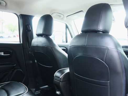 Used 2020 Jeep Renegade Latitude w/ Popular Equipment Group image 28