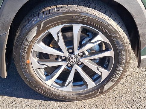 Used 2022 Toyota Corolla Cross XLE w/ Convenience Package image 8