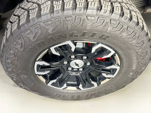 Used 2025 Chevrolet Silverado 1500 ZR2 w/ Technology Package image 32