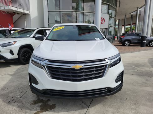 Used 2023 Chevrolet Equinox LS FWD image 2