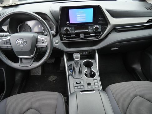 Certified 2024 Toyota Highlander LE image 11
