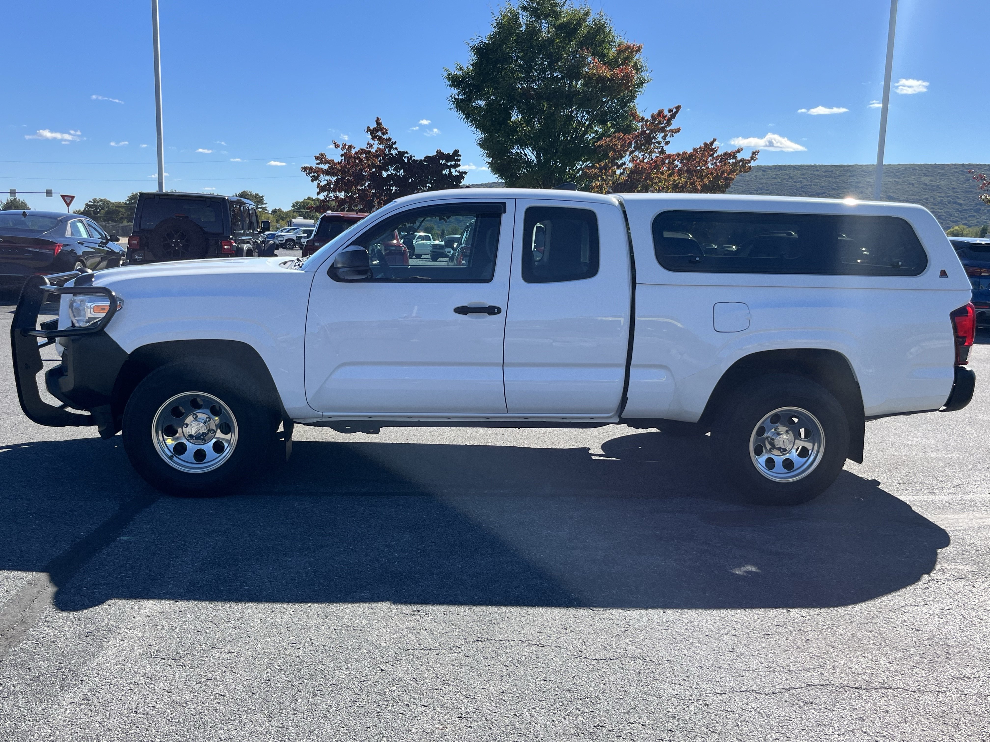 Used 2018 Toyota Tacoma SR AWD/4WD image 9