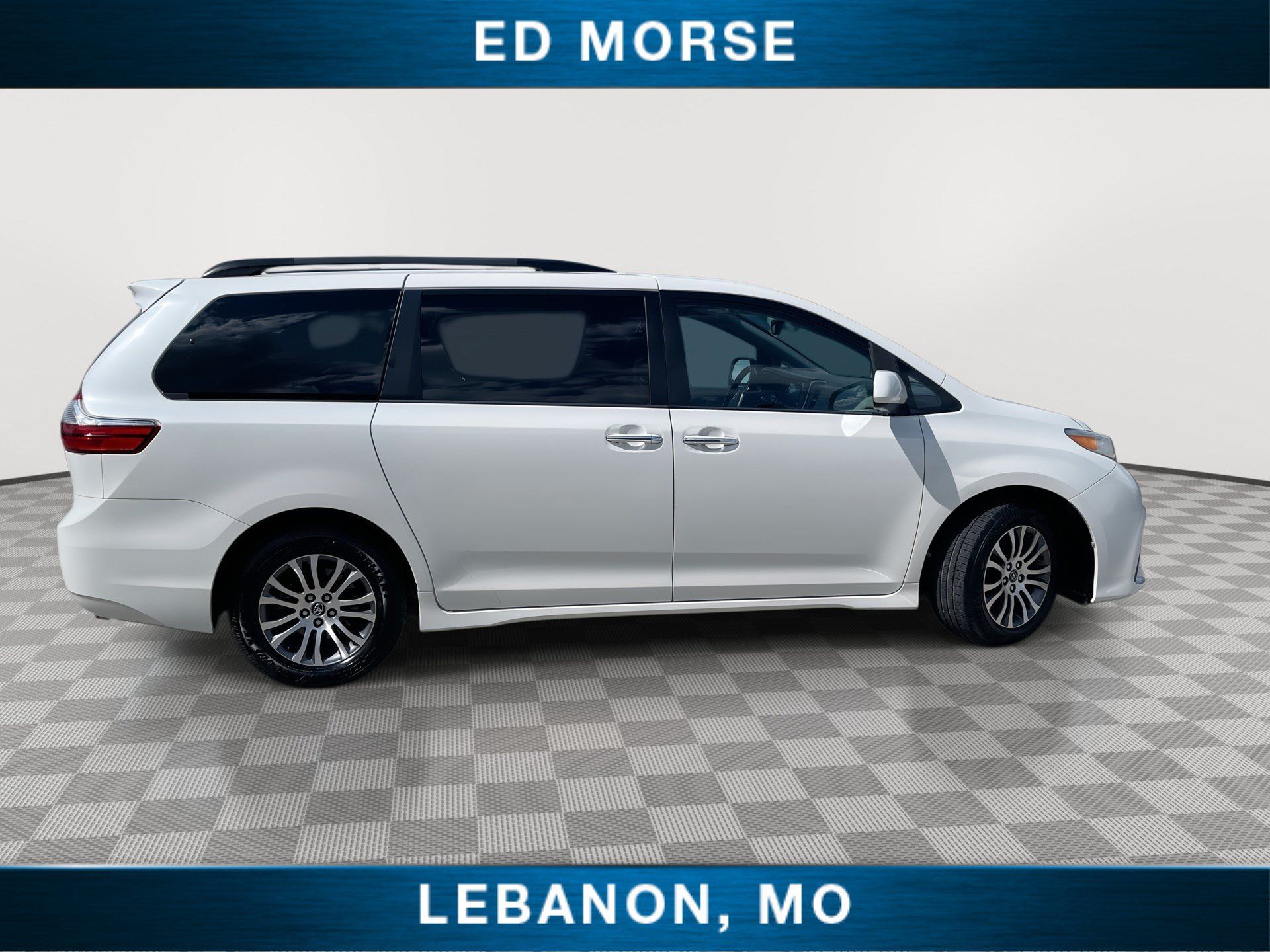 Used 2018 Toyota Sienna XLE w/ XLE Navigation Package FWD image 9
