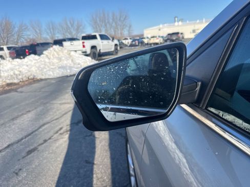 Used 2018 Chevrolet Equinox LT image 2