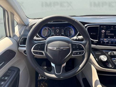 Used 2023 Chrysler Pacifica Limited FWD image 9