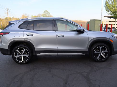 Certified 2025 Volkswagen Tiguan SE image 2