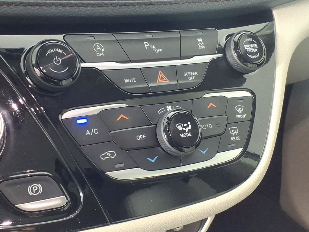 Used 2020 Chrysler Pacifica Limited FWD image 28