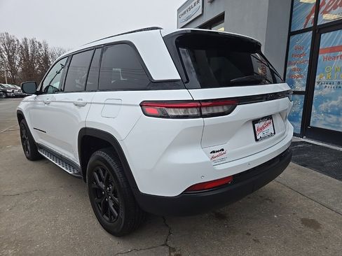 Used 2024 Jeep Grand Cherokee Altitude image 7