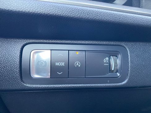 Used 2025 Chevrolet Traverse LT image 40