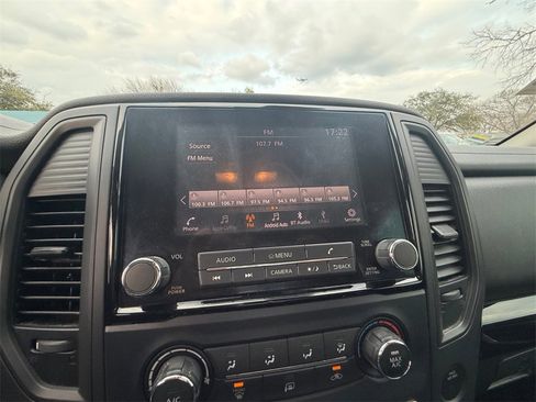 Used 2022 Nissan Titan SV image 20