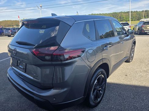 Used 2024 Nissan Rogue SV image 5