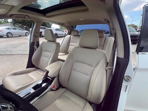 Used 2017 Honda Accord Touring image 10
