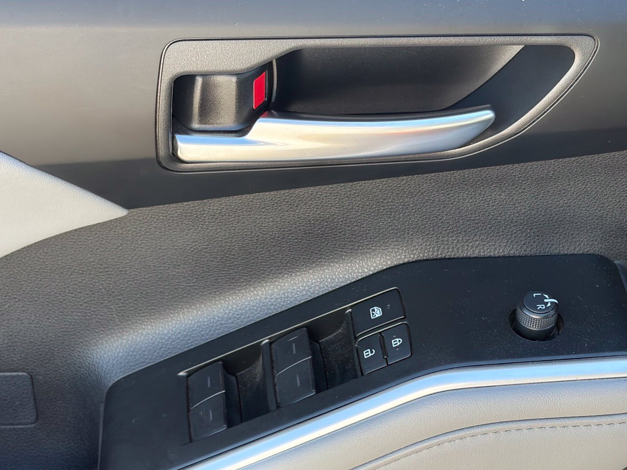 Used 2025 Toyota Highlander XLE FWD image 8
