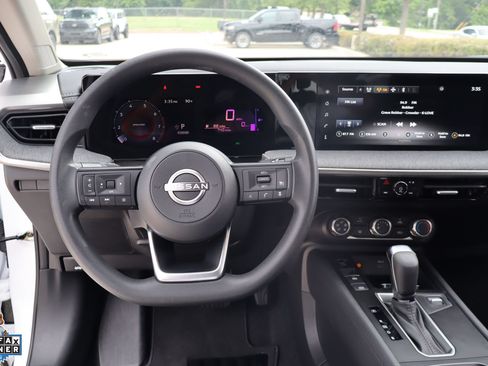 Used 2025 Nissan Kicks SV FWD image 18
