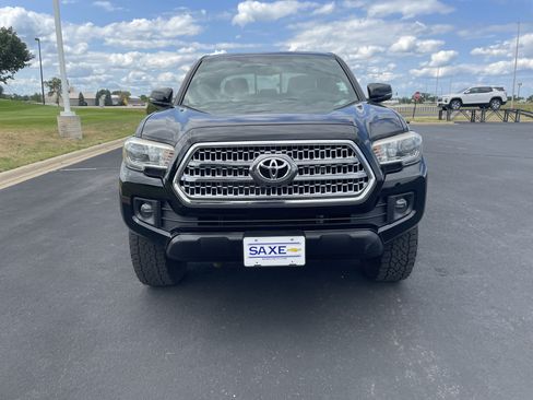 Used 2016 Toyota Tacoma TRD Off-Road AWD/4WD image 8