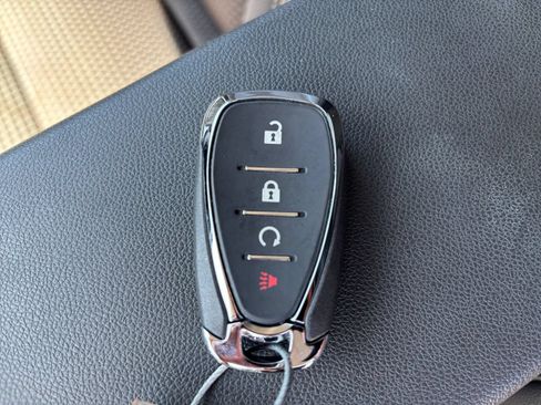 Used 2025 Chevrolet Trax LT w/ LT Convenience Package FWD image 19