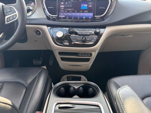 Certified 2024 Chrysler Pacifica Touring-L image 11