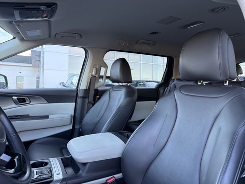 Used 2023 Kia Carnival LX image 25