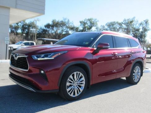Used 2022 Toyota Highlander Platinum image 3
