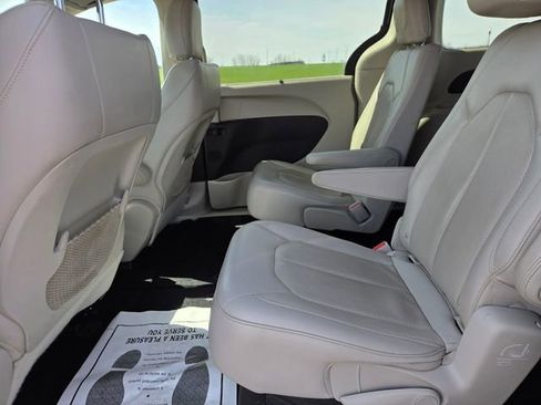 Used 2018 Chrysler Pacifica Touring-L FWD image 52