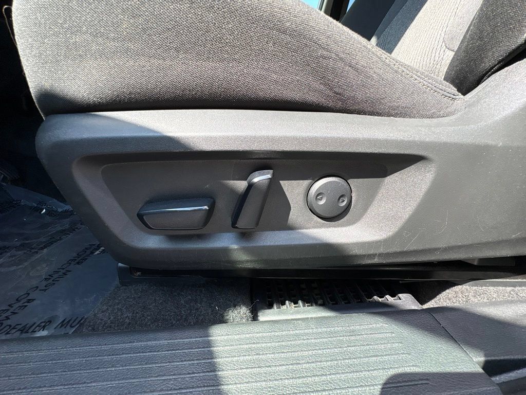 Used 2024 Nissan Rogue SV AWD/4WD image 17