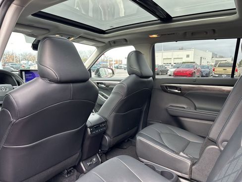 Certified 2025 Toyota Highlander Platinum image 32